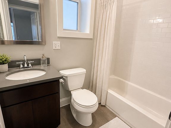 4th image of 853 N Winchester Ave APT 1F