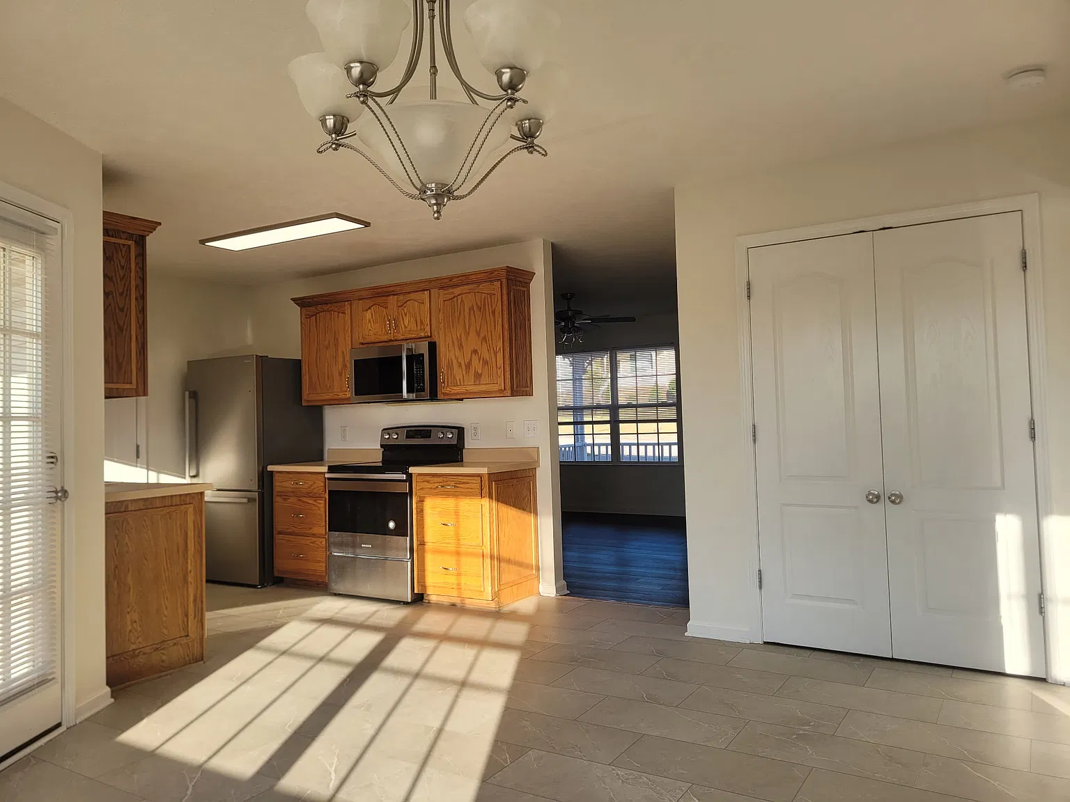 3 bed, 1221 sqft, $1,900 — Photo 2