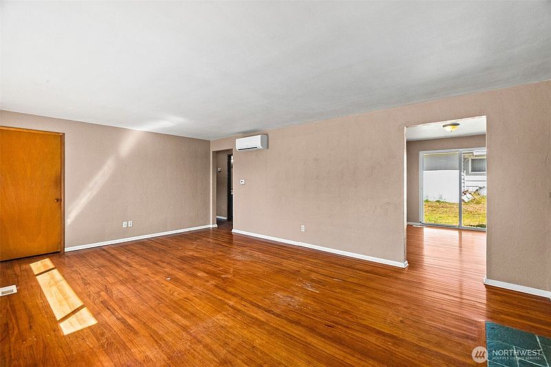 5th image of 704 Weir Street SE