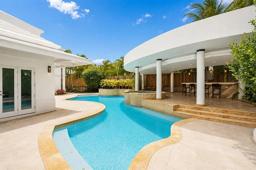 6 bed, 5.5 bath, 4200 sqft, $8,500 — Photo 4