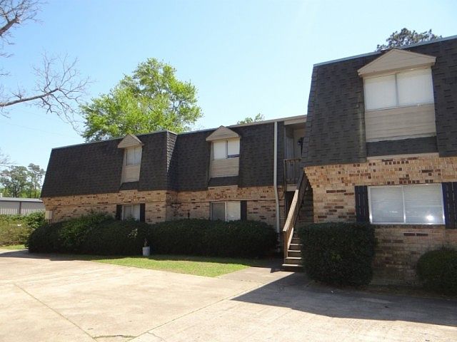 2nd image of 370 Long Rd APT 3