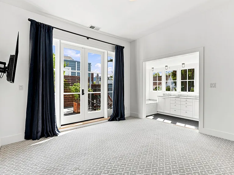 2570 Folsom St — Photo 16