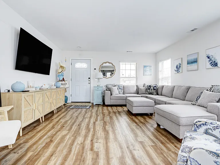 107 Chesapeake Bay Ct — Photo 2