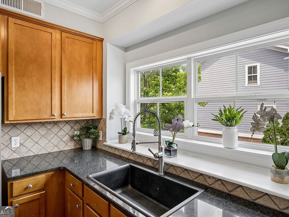 1st image of 306 Carlyle Park Dr NE