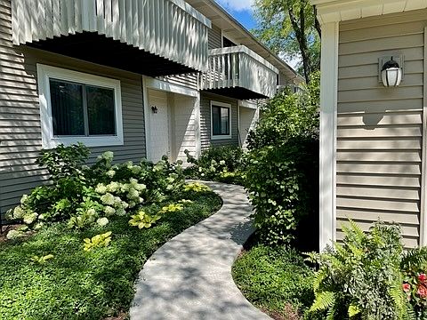 3rd image of 1066 Cumberland Ct