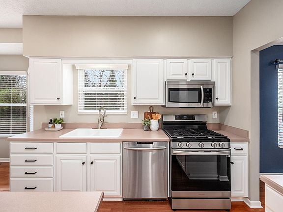 5th image of 184 Stamford Dr