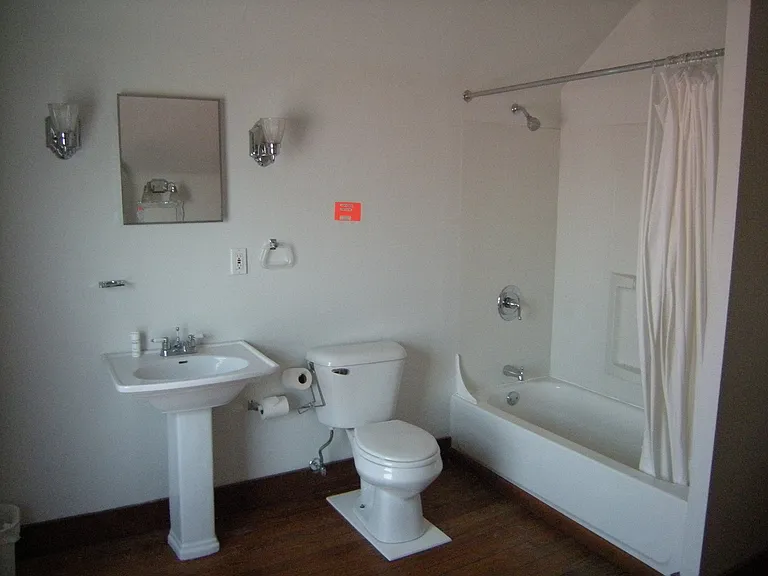 3rd floor full bathroom