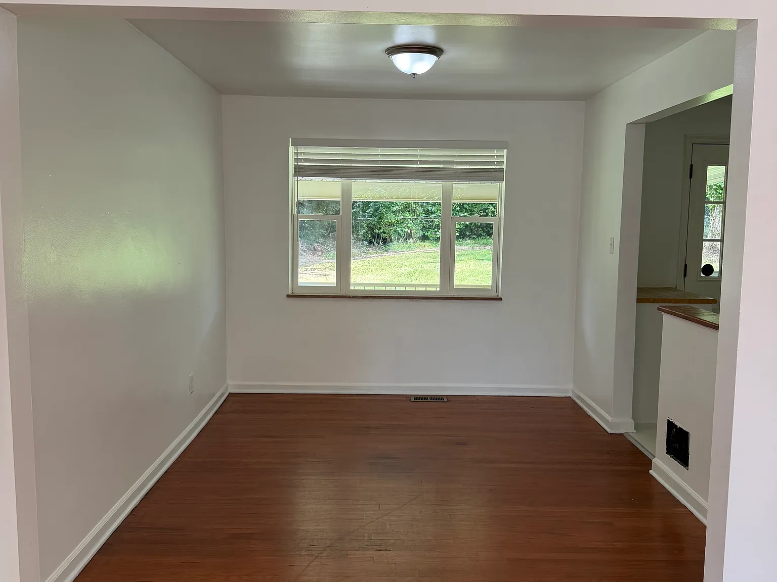 4 bed, 900 sqft, $1,700 — Photo 3
