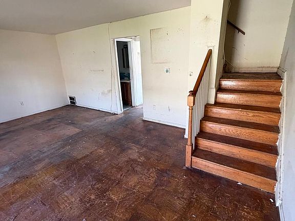 4th image of 1831 Addison Rd S