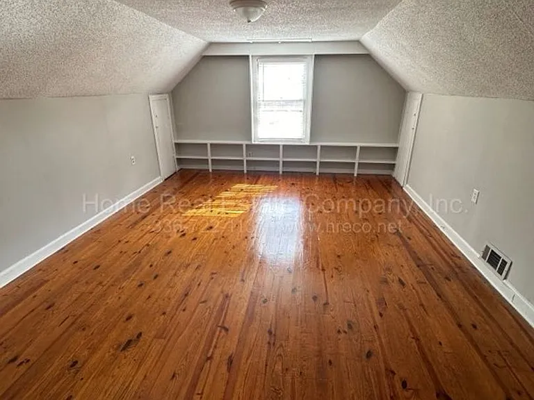 1009 Knollwood St — Photo 8