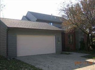 2305 Northpointe Dr, Bloomington, IL 61704