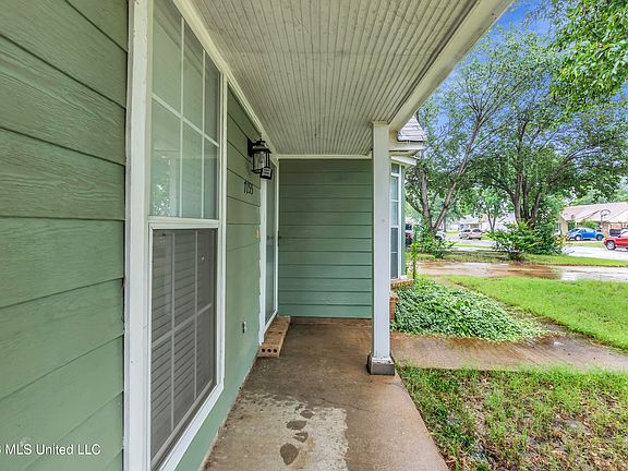 3rd image of 7155 Redfern Dr