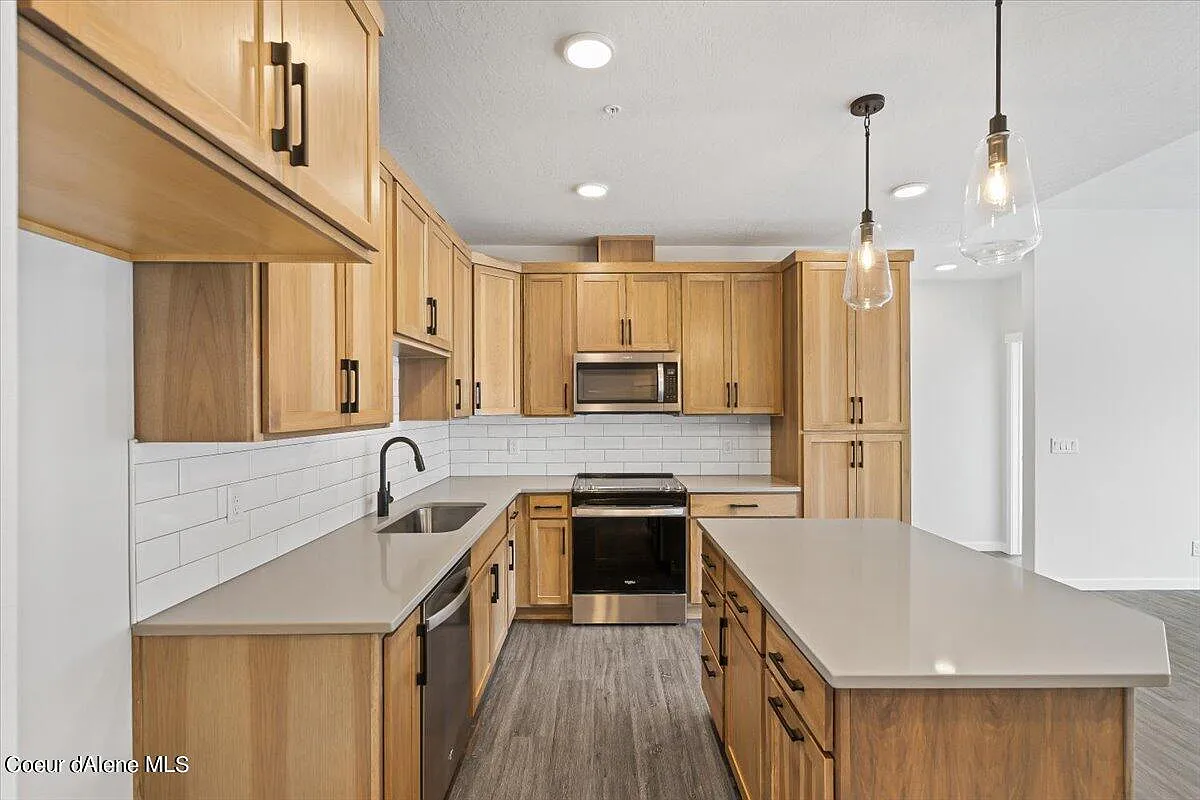 3 bed, 2300 sqft, $2,100 — Photo 2