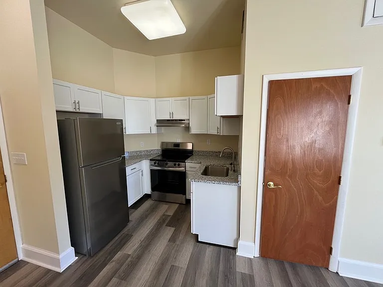 907 Caroline St #16 — Photo 2
