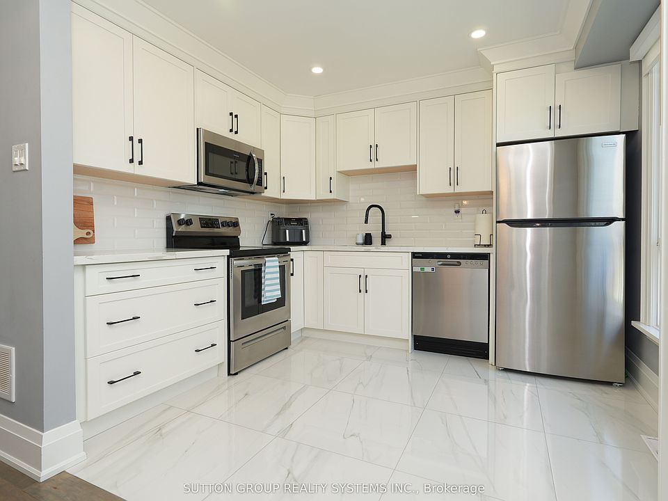 1st image of 70 Courtleigh Sq