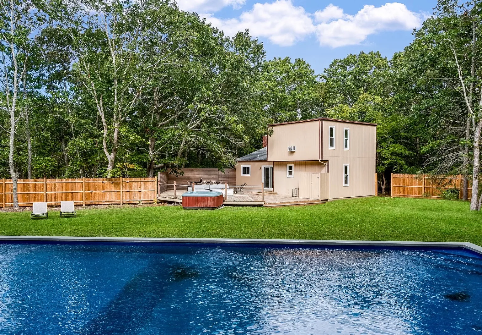 Newly Renovated Year Round Rental Near Gardiners Bay — Photo 1