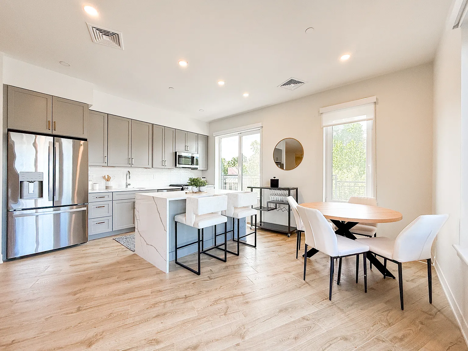 2 bed, 1200 sqft, $3,632 — Photo 2