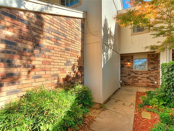 5th image of 12212 Greenlea Chase W