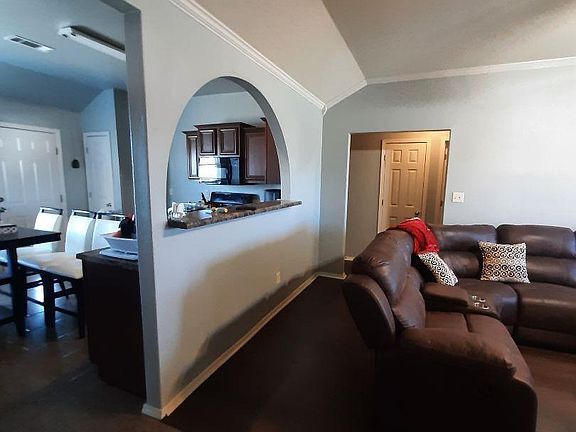 4th image of 916 Yarrow Dr