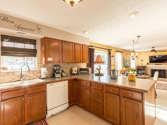 3rd image of 3421 Bellflower Dr