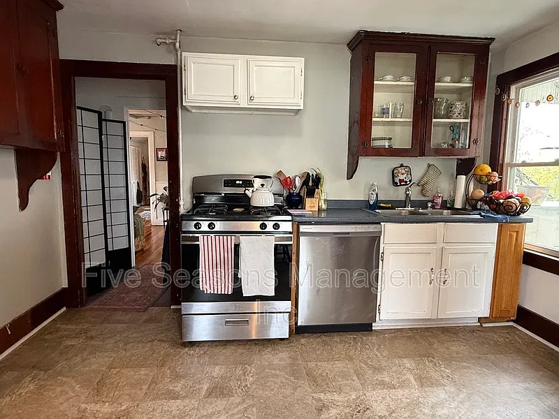 4 bed, 2.0 bath, 1300 sqft, $3,700 — Photo 3