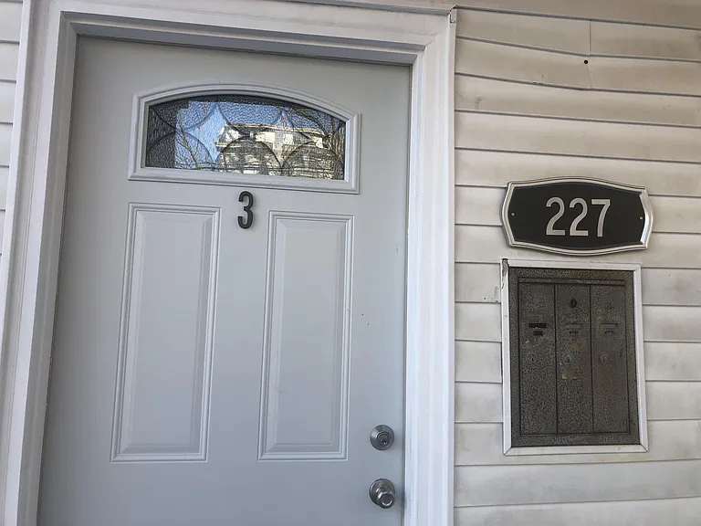 225-227 Gilman Ave — Photo 17