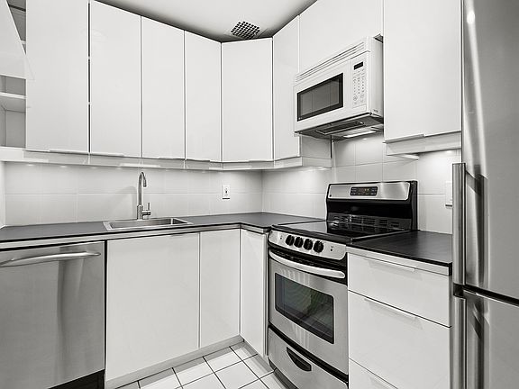 5th image of 334 W 77th St #3F