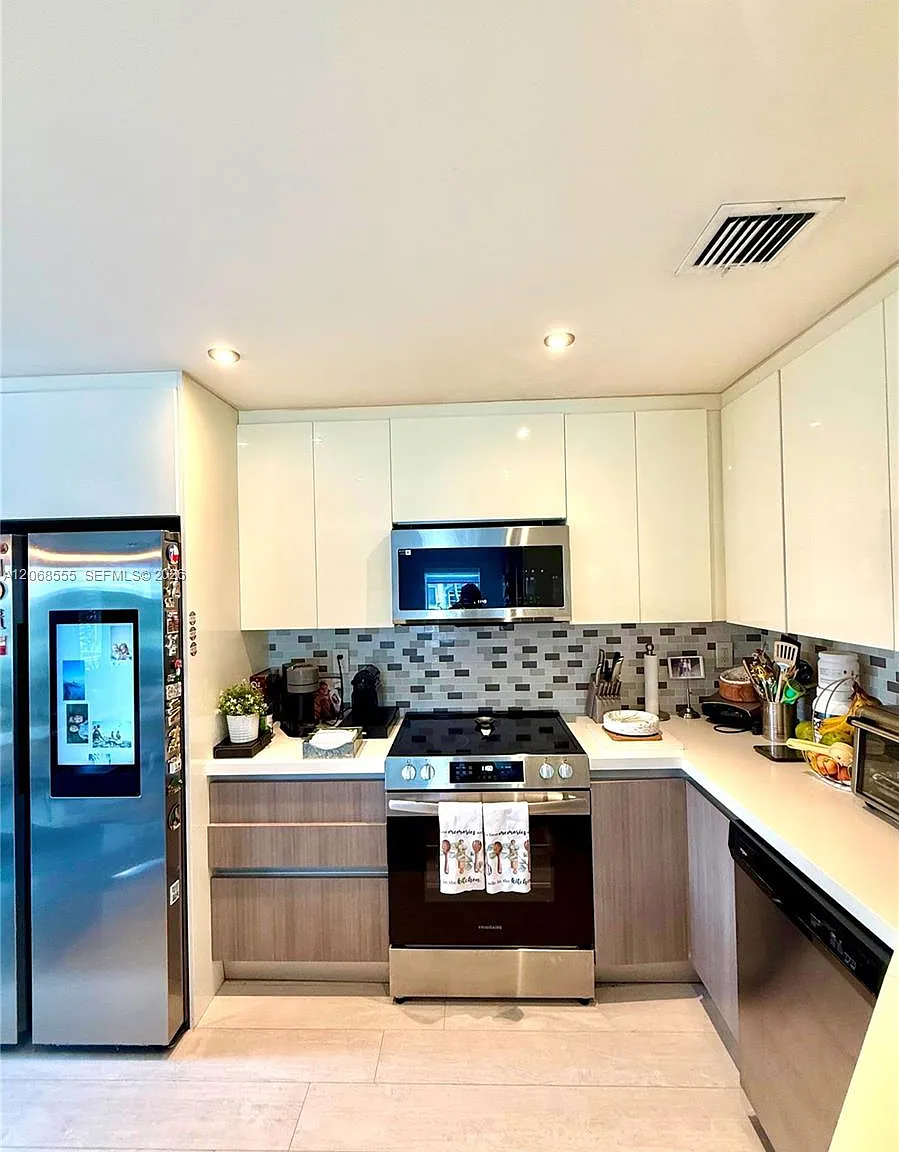 3 bed, 2.5 bath, 1800 sqft, $4,100 — Photo 2