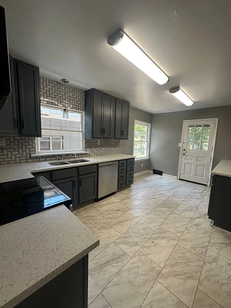 Completely remodeled 3-bedroom 2 full bathroom on over an acre lot — Photo 3