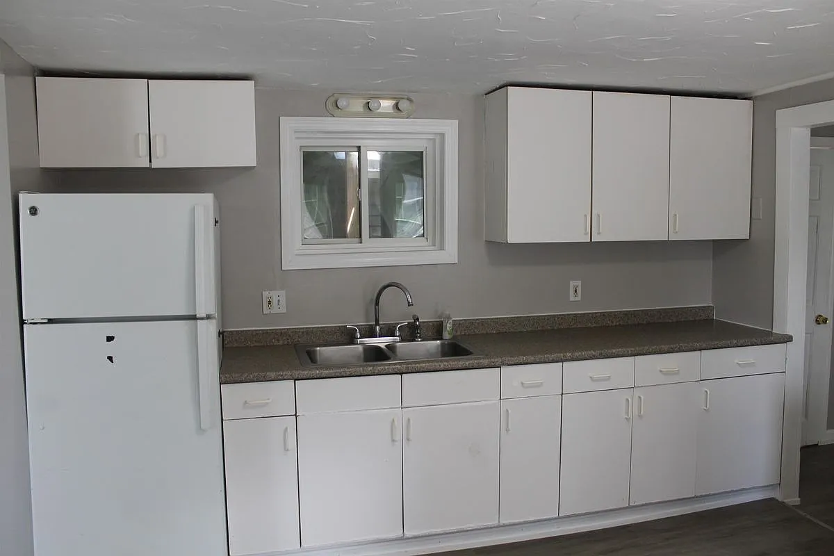 3 bed, 1.0 bath, 800 sqft, $2,000 — Photo 4