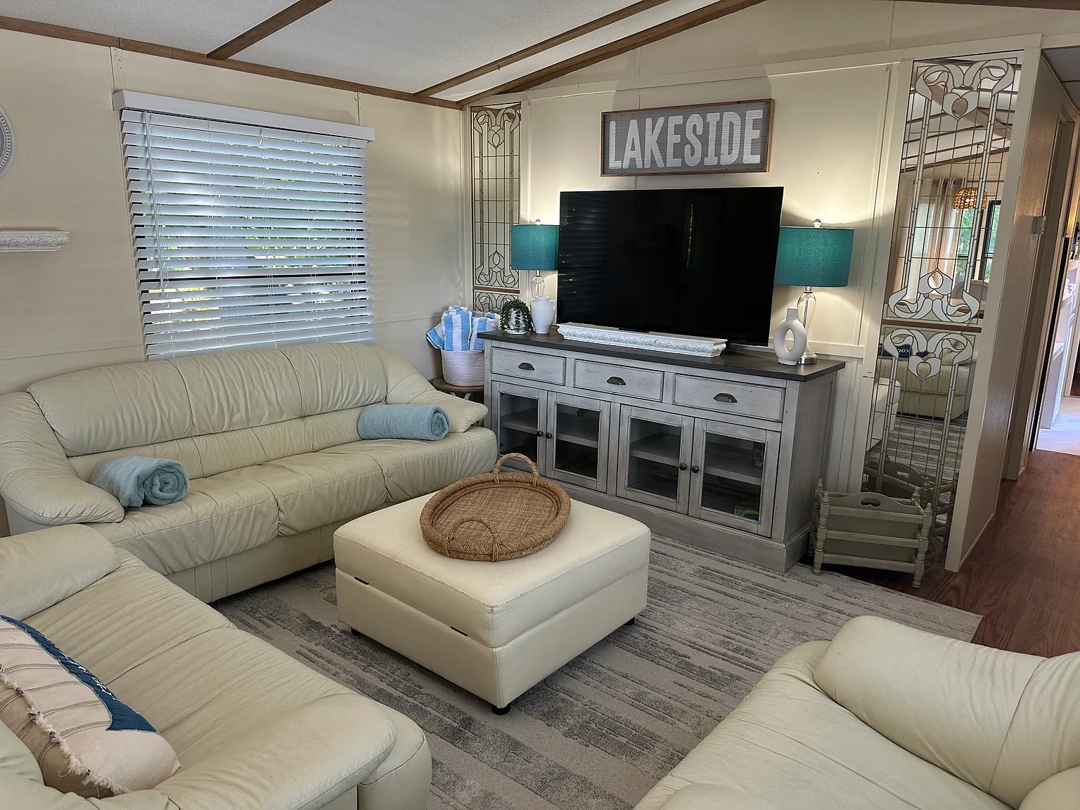2 bed, 725 sqft, $2,250 — Photo 2