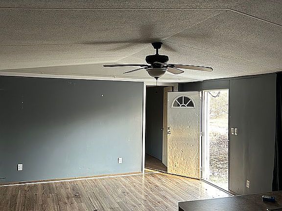 5th image of 15 White Oak Dr