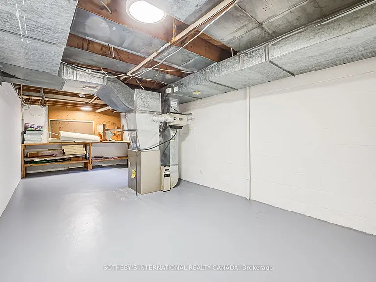 25 Abinger Cres — Photo 35