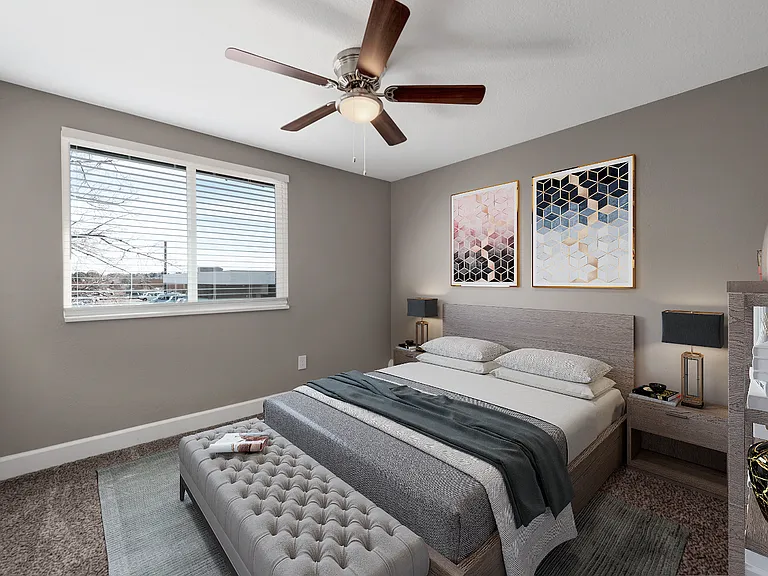 Large one bedroom with a ceiling fan