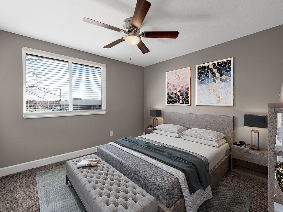 Large one bedroom with a ceiling fan