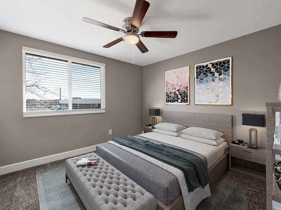 Large one bedroom with a ceiling fan