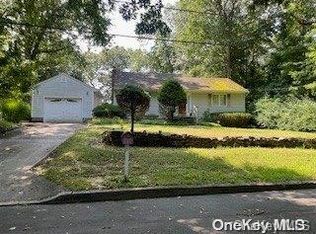 94 Sunrise Ln, Smithtown, NY 11787