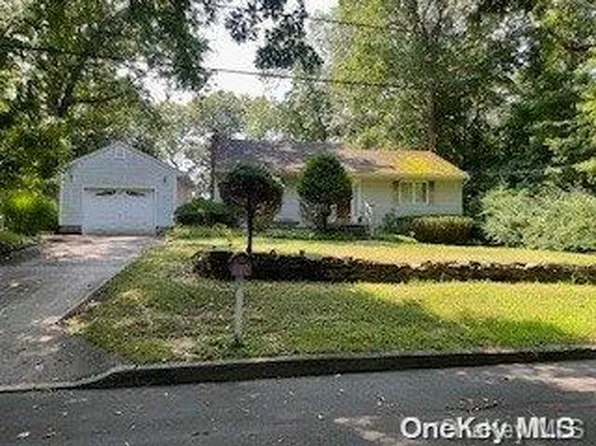 94 Sunrise Lane, Smithtown, NY 11787