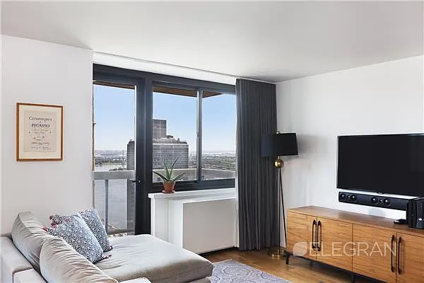 Sold by (Legacy) Elegran | media 25