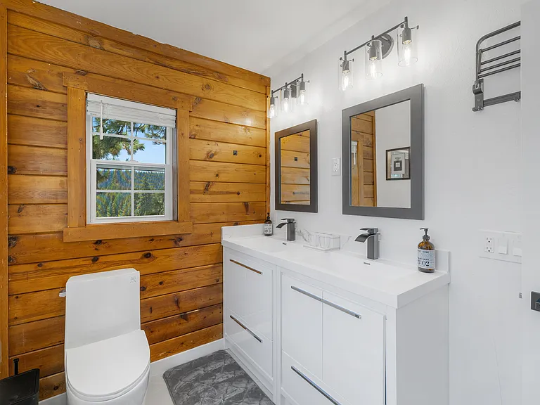 Upstairs primary suite full bathroom.