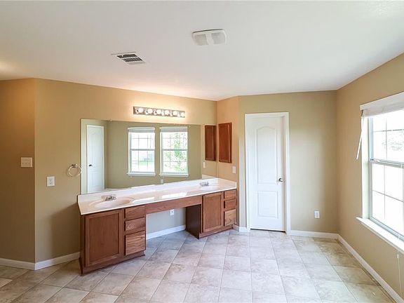 4th image of 113 Silver Lace Ln