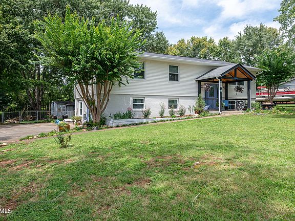 5th image of 2102 Colonial Cir