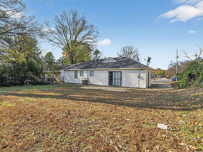 3 bed, 1.5 bath, $1,300 — Photo 3