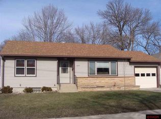 1614 E Main St, Mankato, MN 56001