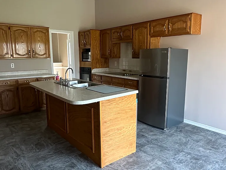 1441 Warwick Dr — Photo 4