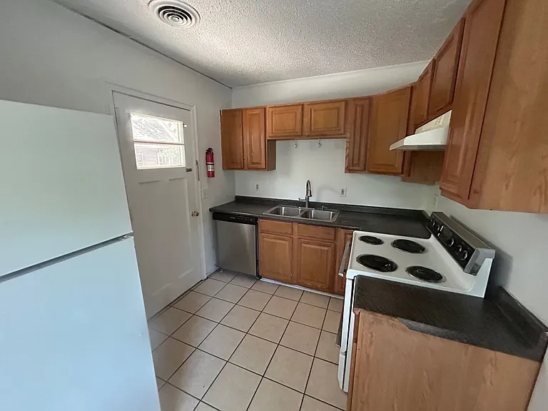 823 S Kilbourne Rd — Photo 5