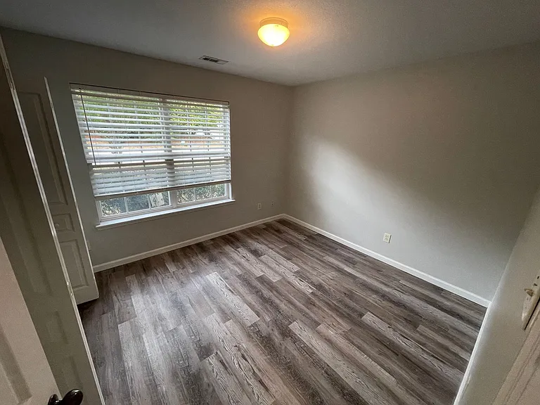 724 Llewellyn Ln — Photo 3