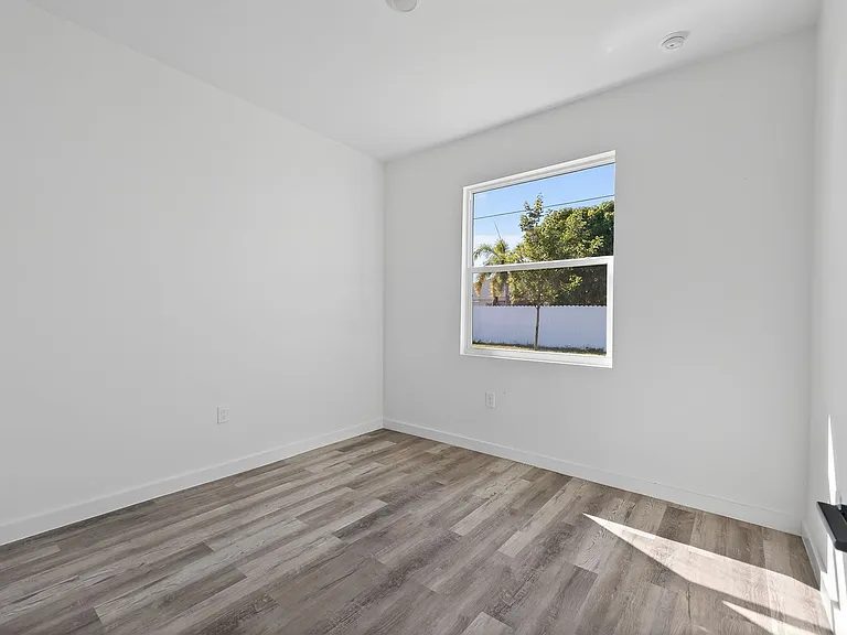 204 NW 1st St — Photo 8