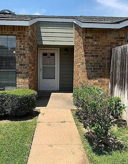 2105 Maplewood Trl — Photo 1