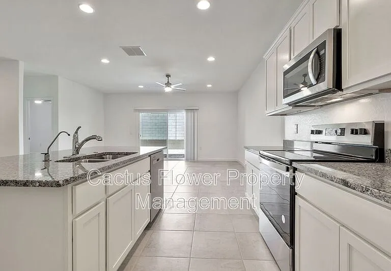 1718 W Sombra Ave — Photo 11